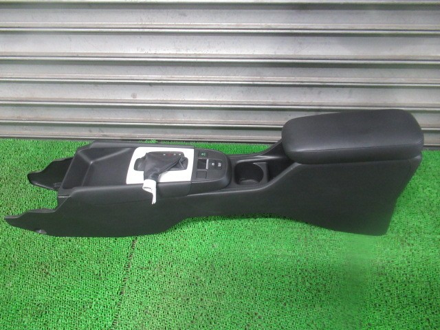 【中古】中古部品 フィット GR6 コンソールボックス 【3330540100-260408000877100】|e-cleマート
