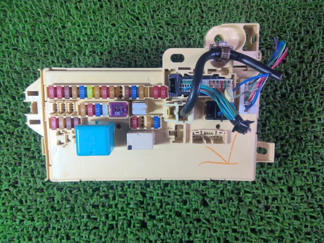 【中古】中古部品 ピクシススペース L585A ヒューズボックス 【3330540100-260428000467800】|e-cleマート