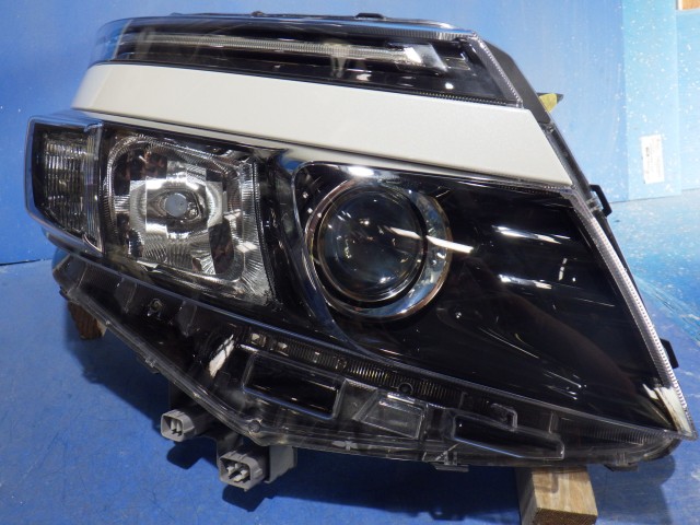 【中古】中古部品 ヴォクシー ZRR80W 右ヘッドランプ 【3331010800-000024319810800】|e-cleマート