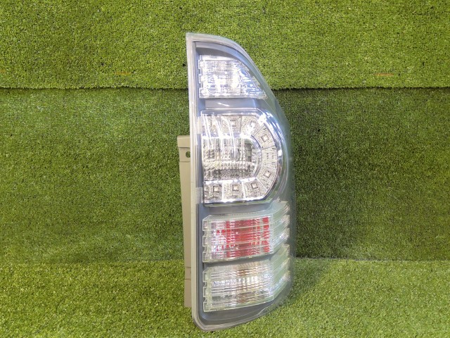 【中古】中古部品 ヴォクシー ZRR70G 右テールランプ 【3260070000-260721000215500】|e-cleマート