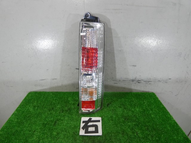 【中古】中古部品 エブリィ DA64W 右テールランプ 【3260250000-000026091015500】|e-cleマート