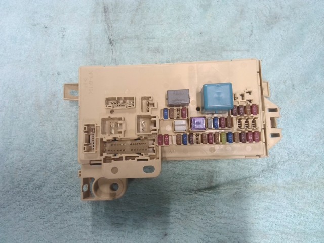 【中古】中古部品 ミライース LA300S ﾋｭｰｽﾞﾎﾞｯｸｽ 【3310200100-000022931467800】｜e-cleマート