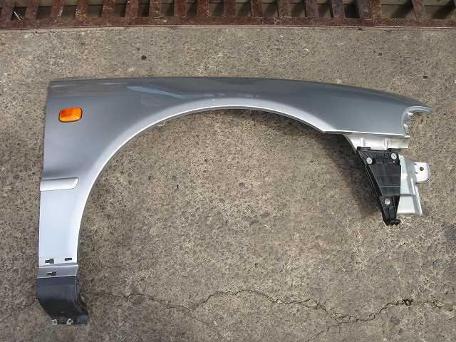 【中古】中古部品 アウディ A4 8DADR 右ﾌﾛﾝﾄﾌｪﾝﾀﾞｰ 【3330440100-000583488610600】