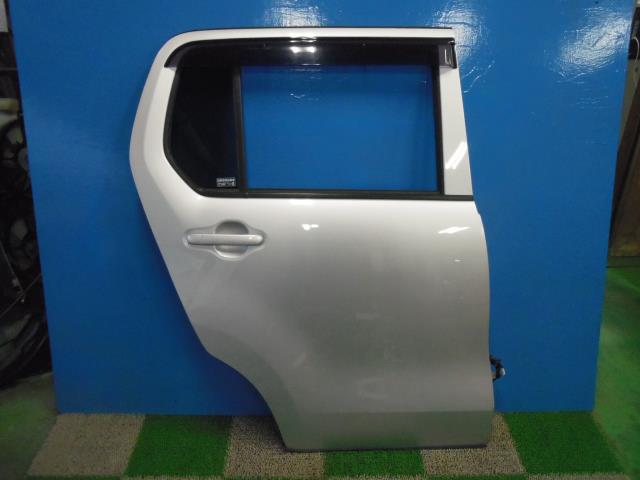 【中古】中古部品 ワゴンＲ MH34S 右ﾘｱﾄﾞｱ 【3330440100-001548054113300】