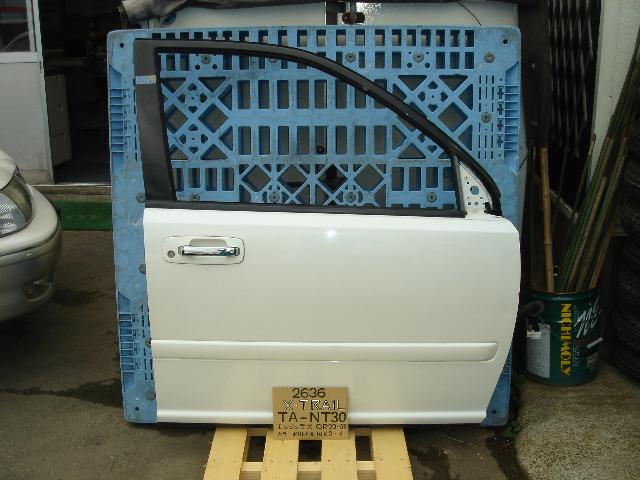 【中古】中古部品 エクストレイル NT30 右ﾌﾛﾝﾄﾄﾞｱ 【3330440100-000842586613100】｜e-cleマート