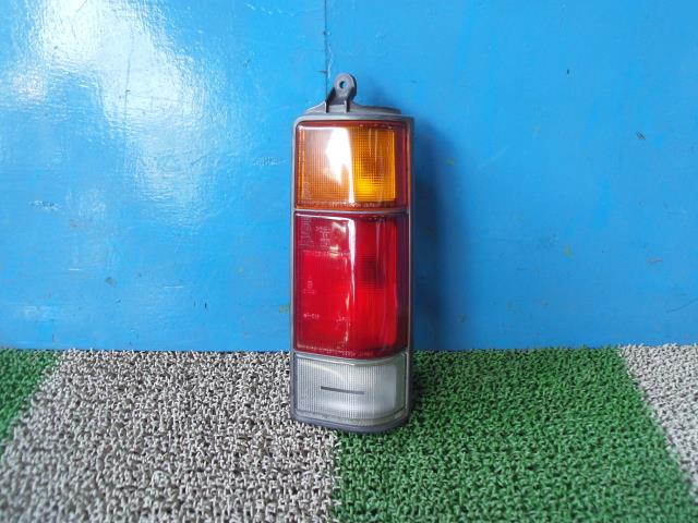 【中古】中古部品 エブリィ DB71V 右ﾃｰﾙﾗﾝﾌﾟ 【3330440100-001459530815500】