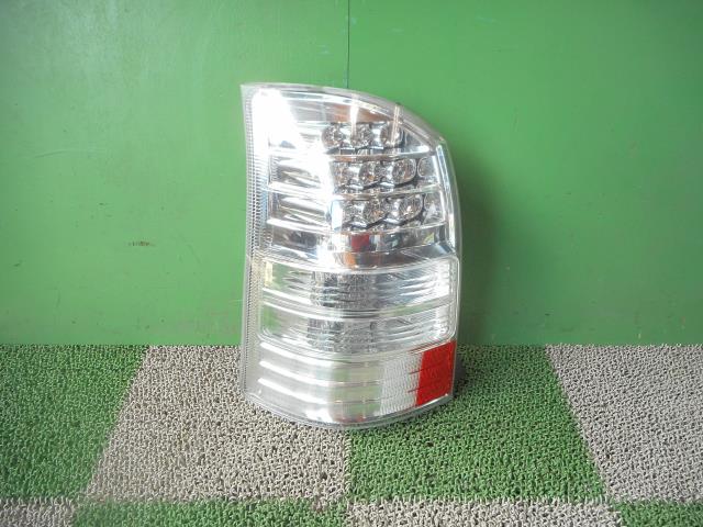 【中古】中古部品 ウィッシュ ZNE14G 左ﾃｰﾙﾗﾝﾌﾟ 【3330440100-001251430515600】