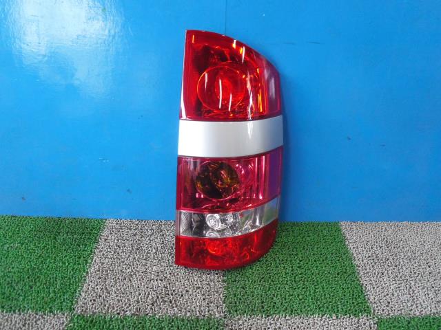 【中古】中古部品 ノア AZR60G 右ﾃｰﾙﾗﾝﾌﾟ 【3330440100-001470638215500】
