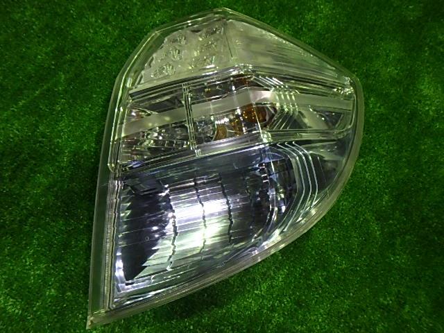 【中古】中古部品 フィット GP1 右テールランプ 【3330450100-001386601115500】