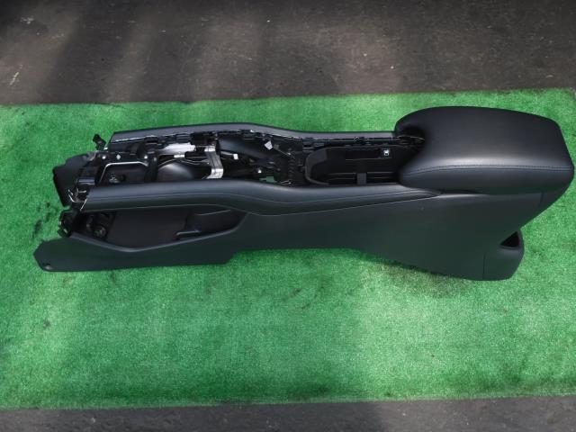 【中古】中古部品 ヴェゼル RU4 ｺﾝｿｰﾙﾎﾞｯｸｽ 【3330450100-001554730077100】