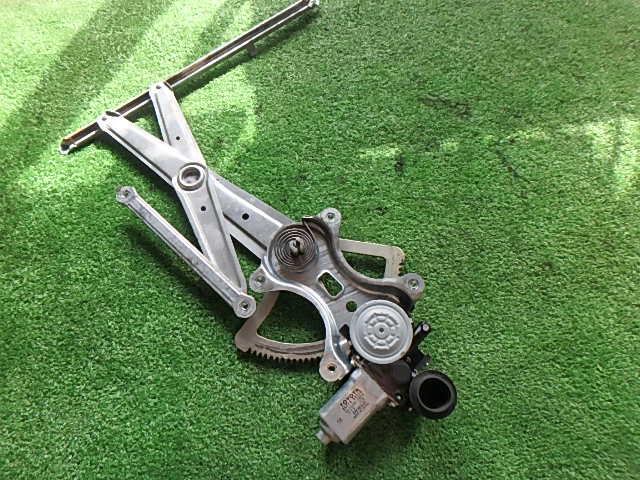 【中古】中古部品 ヴォクシー AZR65G 右フロントドアレギュレータ・モーター 【3330450100-001488275813120】