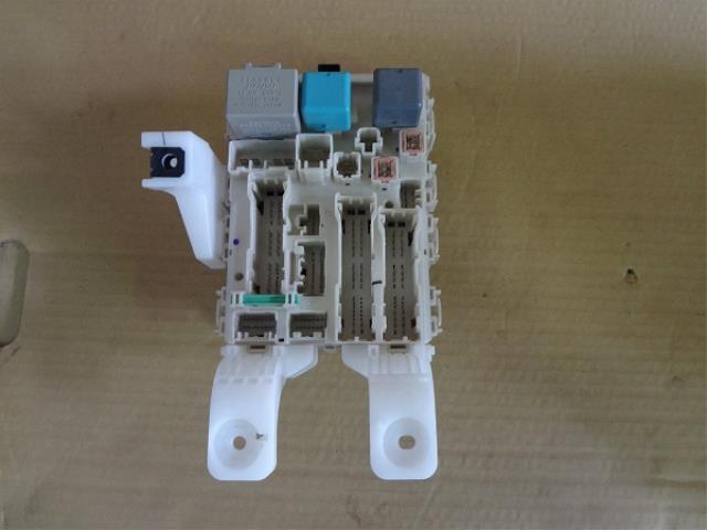 【中古】中古部品 プリウス NHW20 ﾋｭｰｽﾞﾎﾞｯｸｽ 【3330460100-001700068567800】