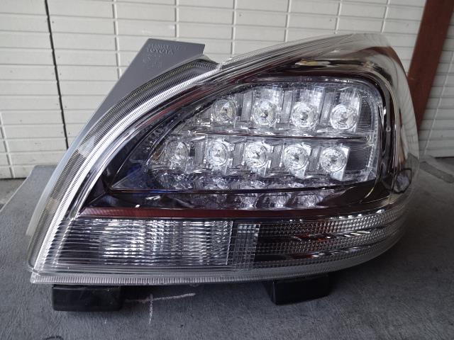 【中古】中古部品 マークＸジオ ANA10 右ﾃｰﾙﾗﾝﾌﾟ 【3340080100-001367116015500】