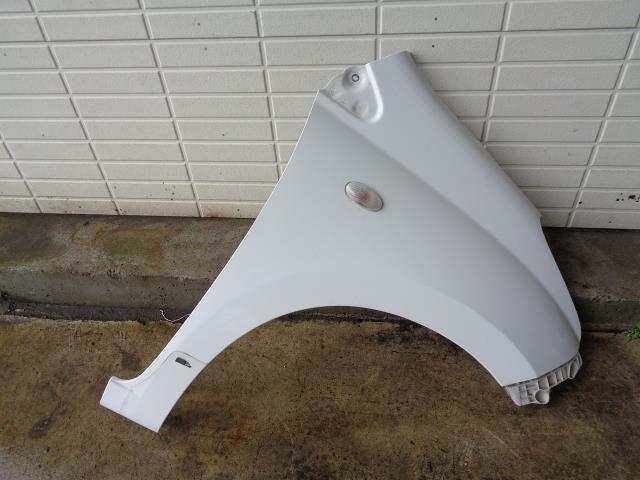 【中古】中古部品 アルト HA25S 右ﾌﾛﾝﾄﾌｪﾝﾀﾞｰ 【3340080100-001585284410600】