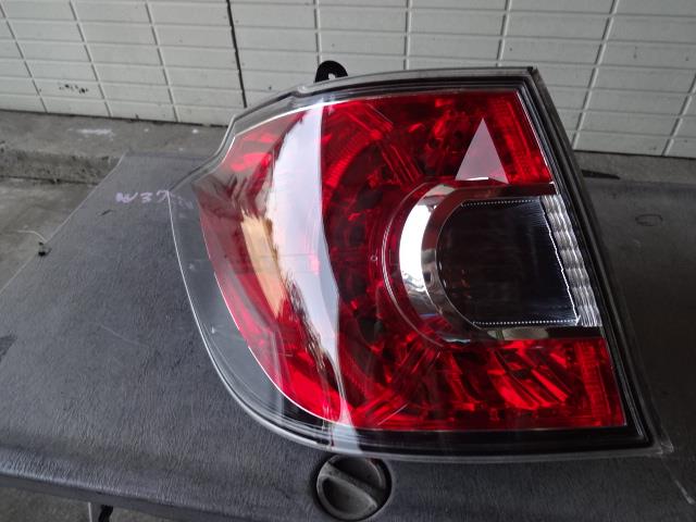 【中古】中古部品 ＭＰＶ LY3P 左ﾃｰﾙﾗﾝﾌﾟ 【3340080100-001442171015600】