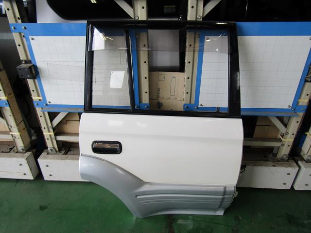 【中古】中古部品 ランドクルーザープラド KZJ95W 右ﾘｱﾄﾞｱ 【3330900100-001625920613300】