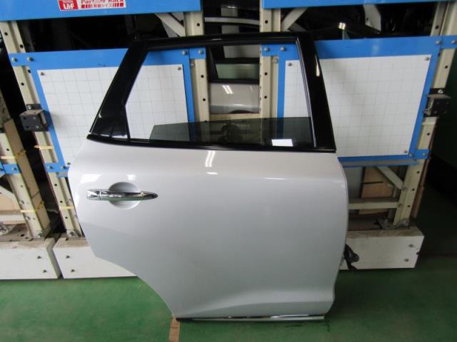【中古】中古部品 ムラーノ TNZ51 右ﾘｱﾄﾞｱ 【3330900100-001560070513300】