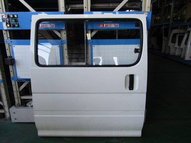 【中古】中古部品 ハイエース LH119V 右ﾘｱﾄﾞｱ 【3330900100-001467626113300】