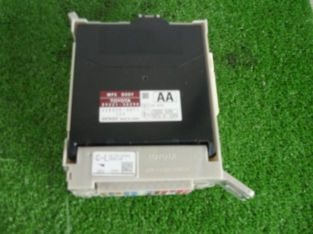 【中古】中古部品 クラウン GRS201 ﾋｭｰｽﾞﾎﾞｯｸｽ 【3330370100-001538057467800】