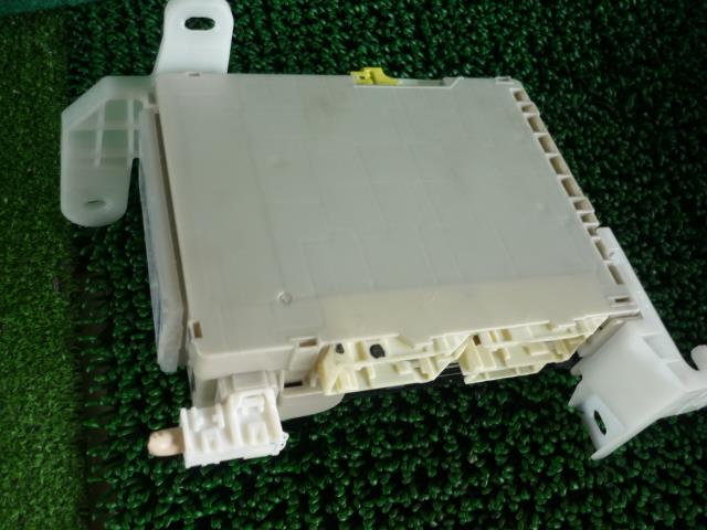 【中古】中古部品 ウィッシュ ZGE20G ﾋｭｰｽﾞﾎﾞｯｸｽ 【3330370100-001642276467800】 10,230円