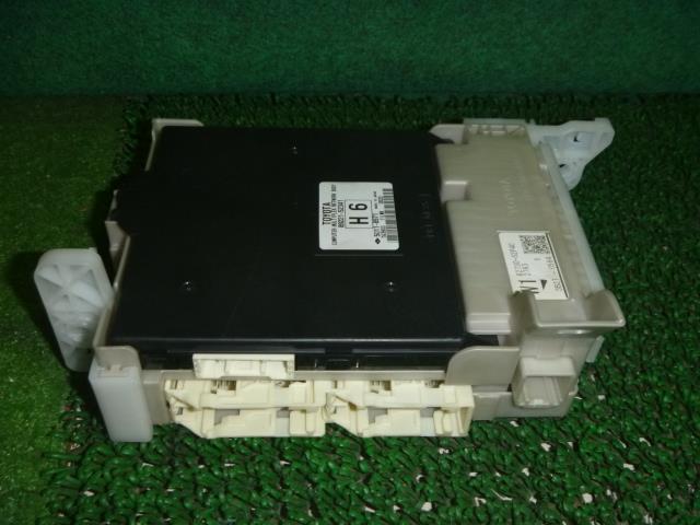 中古部品 アクア NHP10 ヒューズボックス