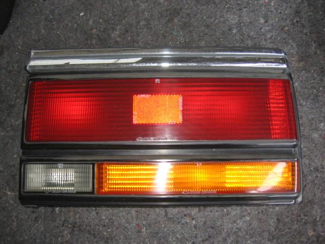 【中古】中古部品 スカイライン FJR30 右ﾃｰﾙﾗﾝﾌﾟ 【3340240100-000299657015500】