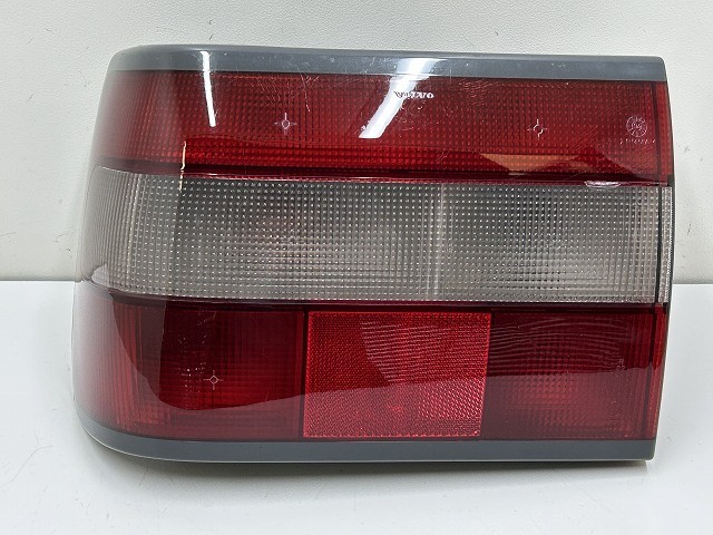 【中古】中古部品 ボルボ 70シリーズ 8B5234 左ﾃｰﾙﾗﾝﾌﾟ 【3310070100-000212257315600】