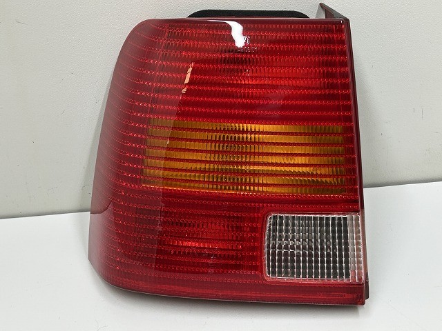 【中古】中古部品 VW パサート 3BADR 左ﾃｰﾙﾗﾝﾌﾟ 【3310070100-000617271015600】