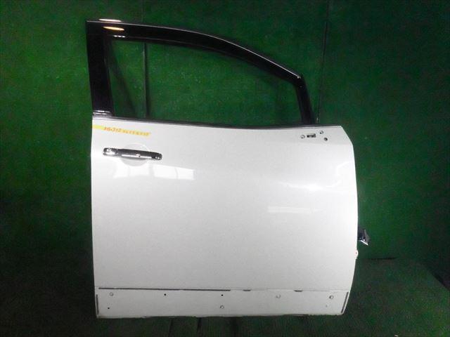 【中古】中古部品 エルグランド TNE52 右ﾌﾛﾝﾄﾄﾞｱ 【3330240100-000213037213100】