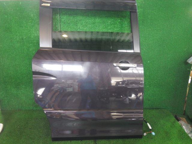 【中古】中古部品 セレナ HFC26 右ﾘｱﾄﾞｱ 【3330240100-000213038413300】