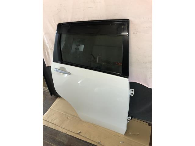 【中古】中古部品 ムーヴ LA110S 右ﾘｱﾄﾞｱ 【3330430100-001523380713300】