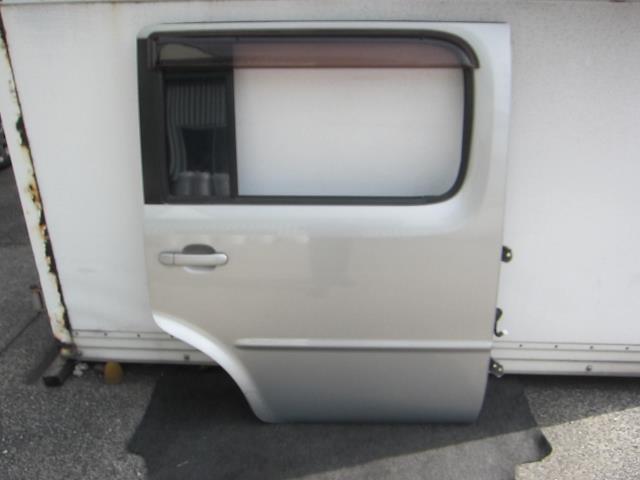 【中古】中古部品 キューブ BGZ11 右ﾘｱﾄﾞｱ 【3340240100-202200002013300】