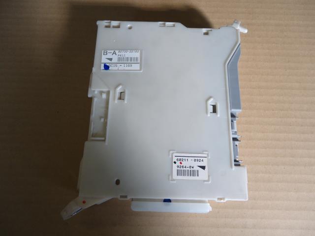 【中古】中古部品 マークＸ GRX120 ﾋｭｰｽﾞﾎﾞｯｸｽ 【3330660100-001623470367800】