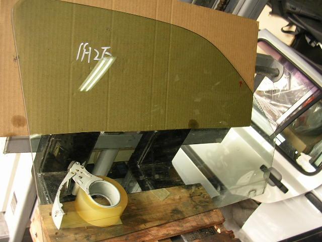 【中古】中古部品 VW ヴェント 1H2E 右フロントドアガラス 【3330490100-000831255113130】