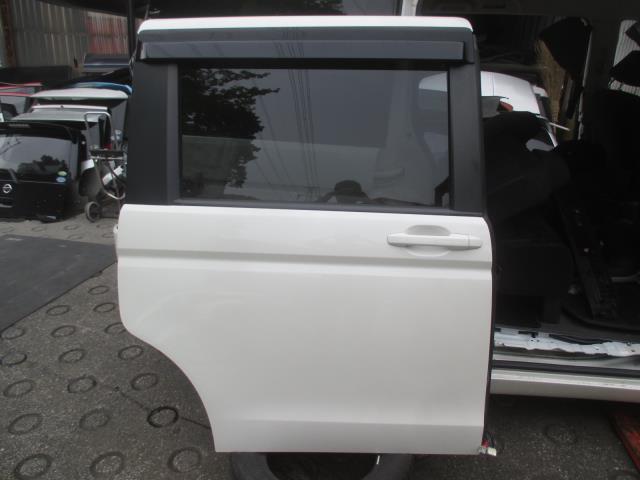 【中古】中古部品 ステップワゴン RK1 右ﾘｱﾄﾞｱ 【3330410100-001431941713300】