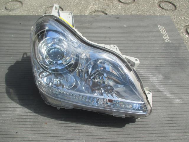 【中古】中古部品 クラウンマジェスタ UZS186 右ﾍｯﾄﾞﾗﾝﾌﾟ 【3330410100-001382653810800】