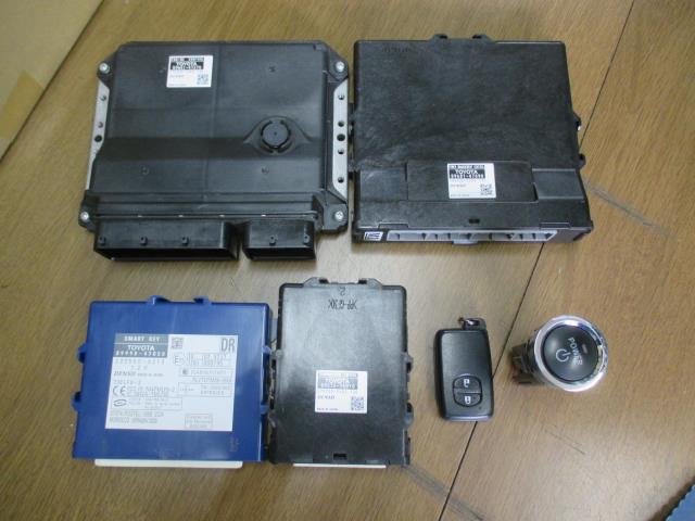【中古】中古部品 プリウス ZVW30 ｴﾝｼﾞﾝｺﾝﾋﾟｭｰﾀｰ 【3330410100-001279138763100】