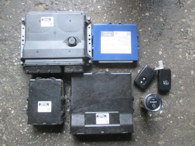 【中古】中古部品 プリウス ZVW30 ｴﾝｼﾞﾝｺﾝﾋﾟｭｰﾀｰ 【3330410100-001355340363100】