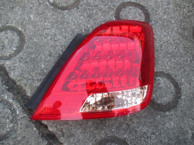 【中古】中古部品 クラウンマジェスタ UZS186 右ﾃｰﾙﾗﾝﾌﾟ 【3330410100-001405578615500】