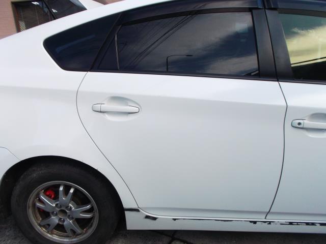 【中古】中古部品 プリウス ZVW30 右ﾘｱﾄﾞｱ 【3310010100-001475000413300】