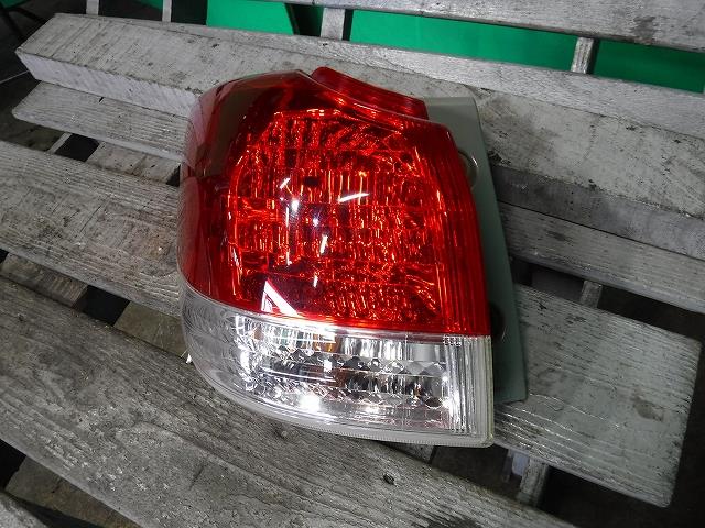 【中古】中古部品 ウィッシュ ZGE20G 左ﾃｰﾙﾗﾝﾌﾟ 【3340140100-001508171515600】