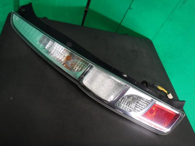 【中古】中古部品 ステラ LA100F 左テールランプ 【3340140100-000022049215600】
