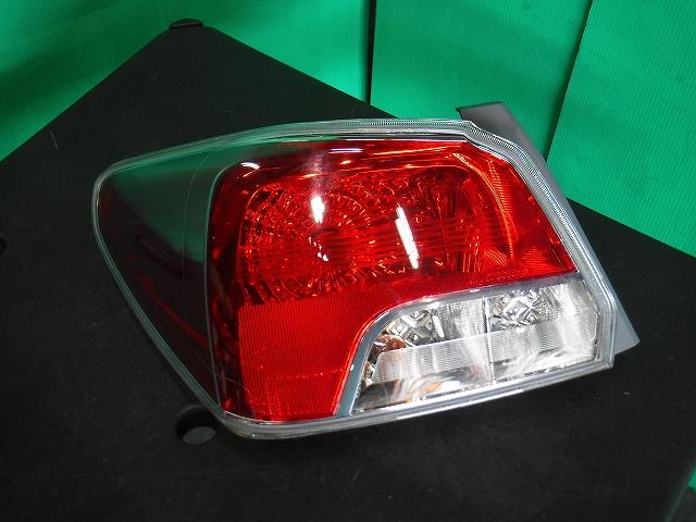 【中古】中古部品 インプレッサ GJ2 左ﾃｰﾙﾗﾝﾌﾟ 【3340140100-001690616115600】