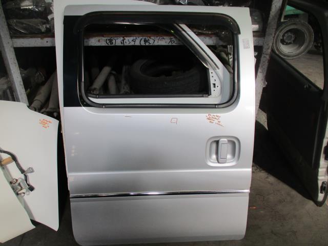 【中古】中古部品 エブリィ DA62W 右ﾘｱﾄﾞｱ 【3310160100-000213081513300】