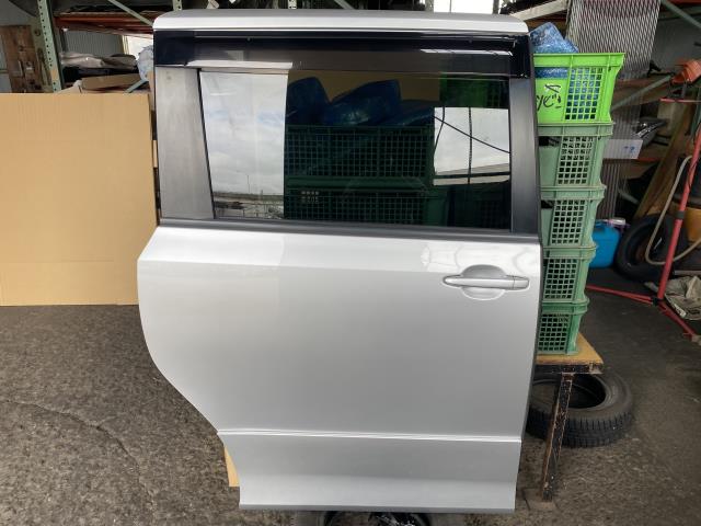 【中古】中古部品 ヴォクシー ZRR70W 右ﾘｱﾄﾞｱ 【3330580100-001707218413300】