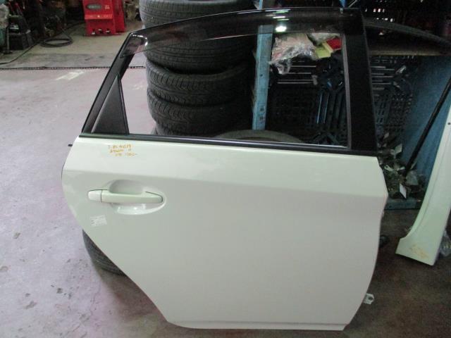 【中古】中古部品 プリウス ZVW30 右ﾘｱﾄﾞｱ 【3310160100-000004153913300】
