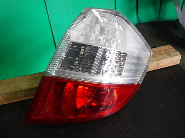 【中古】中古部品 フィット GE8 右ﾃｰﾙﾗﾝﾌﾟ 【3340140100-001598012515500】