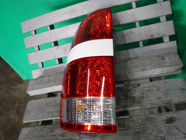 【中古】中古部品 ノア AZR60G 左ﾃｰﾙﾗﾝﾌﾟ 【3340140100-001576019715600】