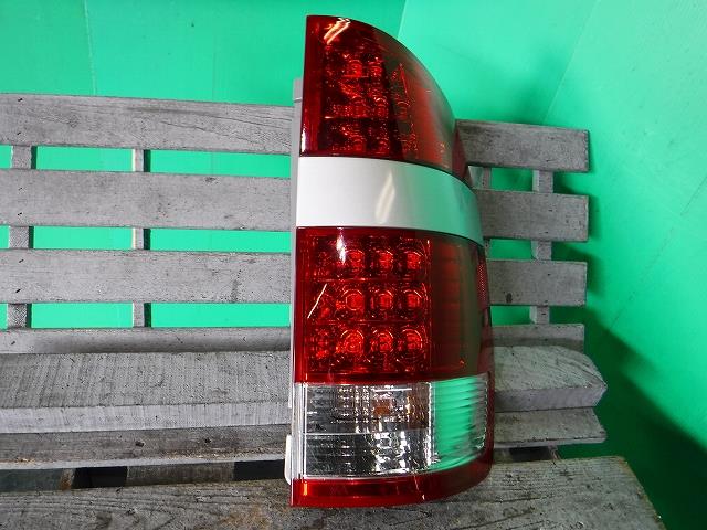【中古】中古部品 ノア AZR60G 右ﾃｰﾙﾗﾝﾌﾟ 【3340140100-001413869415500】