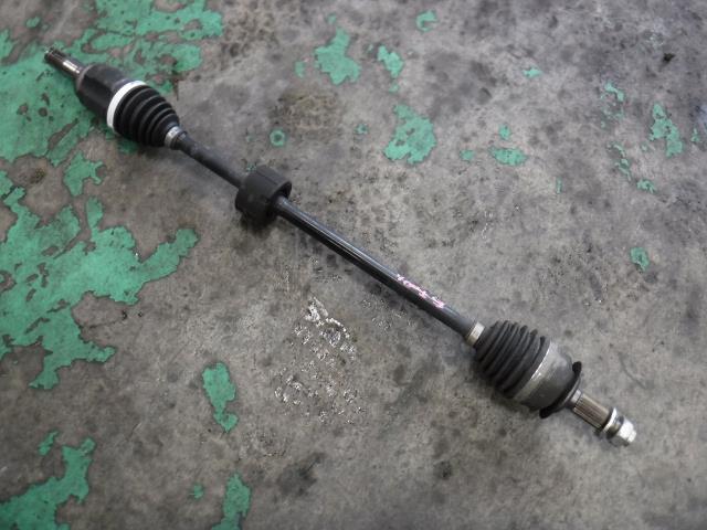 【中古】中古部品 キャロル HB36S 右ﾌﾛﾝﾄﾄﾞﾗｲﾌﾞｼｬﾌﾄ 【3340140100-000022144642100】